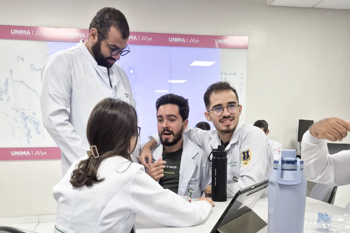 Estudantes de medicina estudando em ambiente acadêmico
